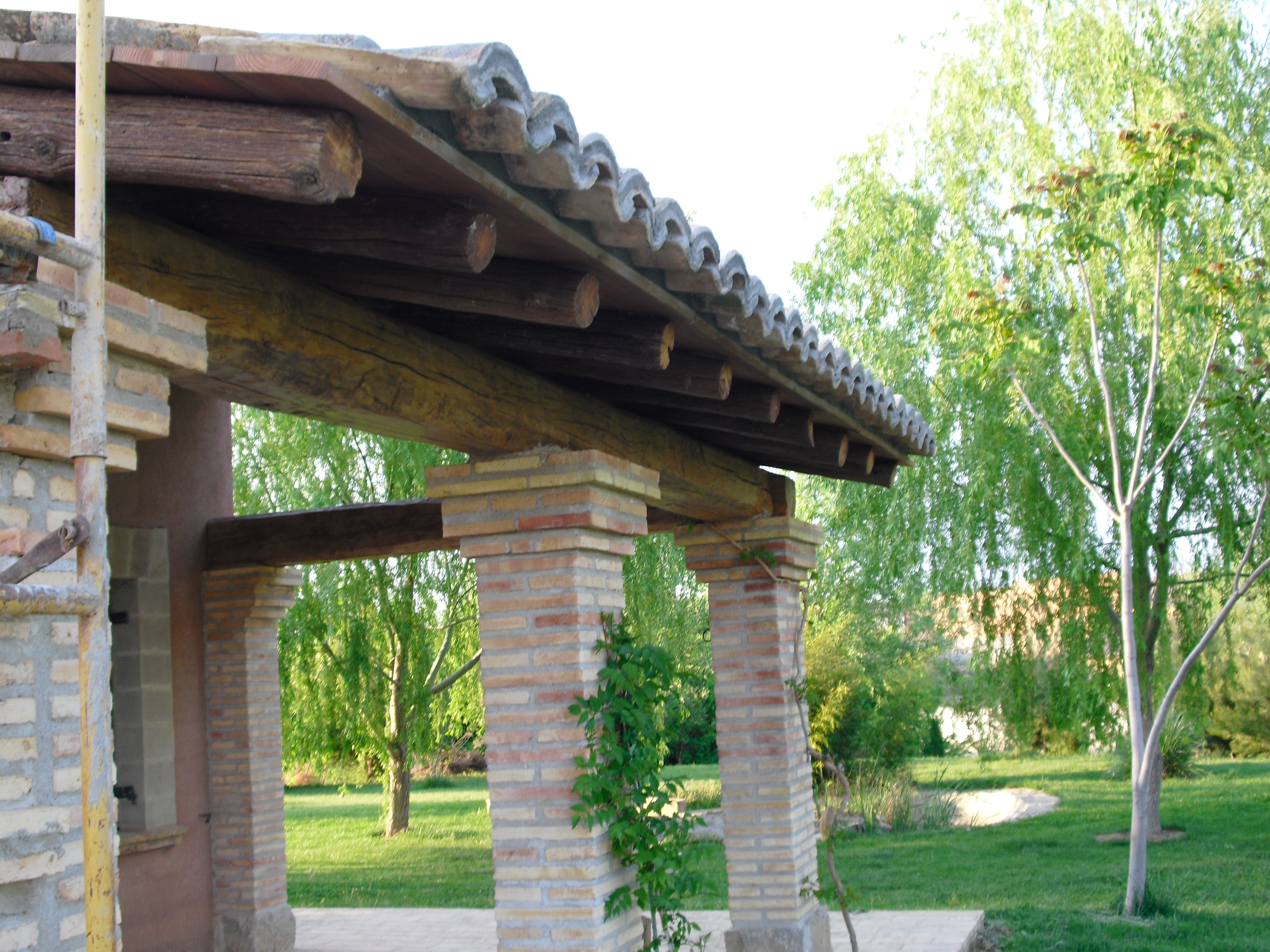 Casa de campo de piedra natural en Santalecina por Gran Pico