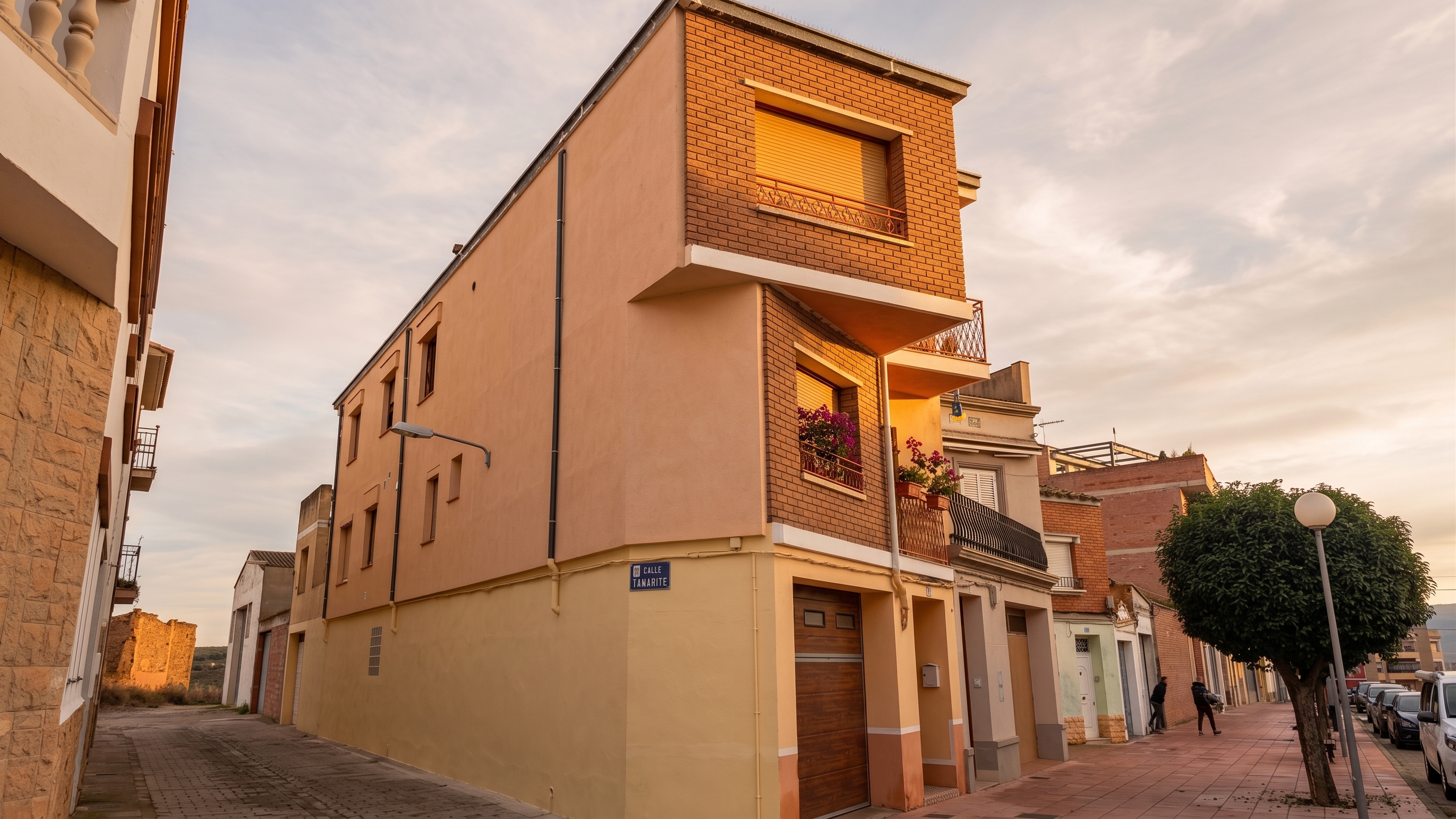 Aislamiento térmico SATE en fachada lateral en Zaidín